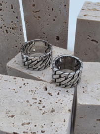 Trendy ladies ring ixxxi