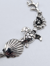 Echt zilveren armband met zee figuren.