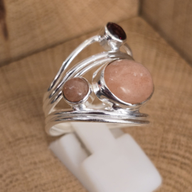 Echt zilveren  ring met Roze maansteen en Granaat, maat 19.5