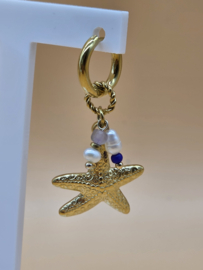 Creolen met bedeltjes in de vorm getextureerde zeesterren, zoetwaterparels, natuurlijke stenen