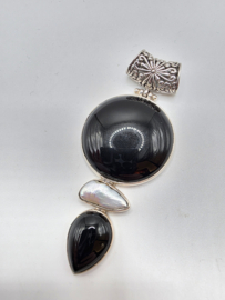 Prachtige zeer grote,  echt zilveren hanger met Onyx en parel.