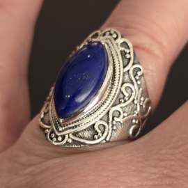 Prachtig bewerkte ring met Lapis Lazuli, maat 20