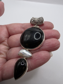 Prachtige zeer grote,  echt zilveren hanger met Onyx en parel.