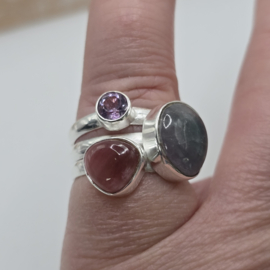 echt zilveren ring Amethist, aquamarijn en Rhodochrosiet. Maat 18.