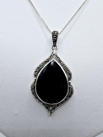 Echt zilveren hanger Marcasiet met Onyx.