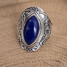 Prachtig bewerkte ring met Lapis Lazuli, maat 20
