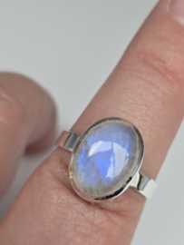Prachtige echt zilveren ring met Maansteen. Maat 20