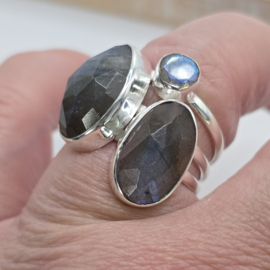 Prachtige echt zilveren ring met Labradoriet, Maat 19.