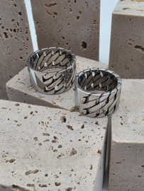 Trendy ladies ring ixxxi