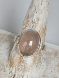 Echt zilveren ring met rozenkwarts maat 20.5