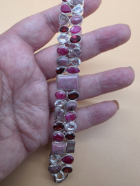 Bijzonder mooie statement armband met diverse edelstenen.