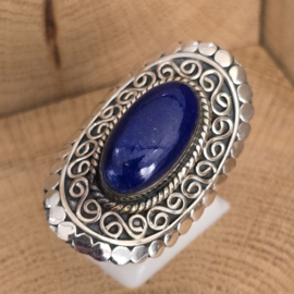 Prachtig bewerkte ring met Lapis Lazuli, maat 19