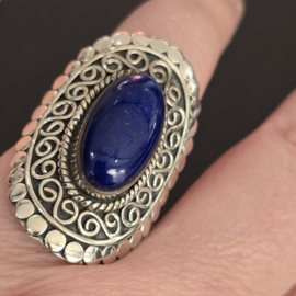 Prachtig bewerkte ring met Lapis Lazuli, maat 19