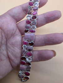 Bijzonder mooie statement armband met diverse edelstenen.