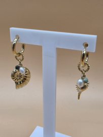 Creolen met bedeltjes schelpen, natuurlijke stenen en zoetwaterparels