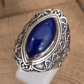 Prachtig bewerkte ring met Lapis Lazuli, maat 20