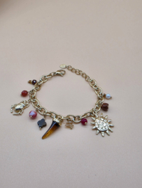 Armband met zon, scarabee, natuursteentjes.