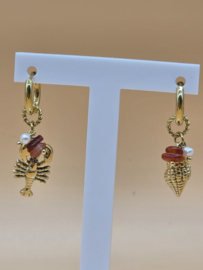 Creolen met bedeltjes bedeltjes schelp, kreeft, natuurlijke stenen en zoetwaterparels