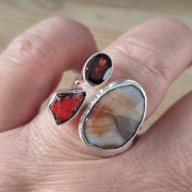 echt zilveren ring met granaat en kwarts, Maat 19.