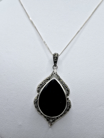Echt zilveren hanger Marcasiet met Onyx.