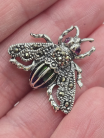 925 zilveren broche, met Robijn.