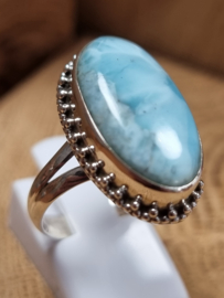 Prachtige echt zilveren ring met Larimar.   25x15 mm groot.  Maat 18.5.