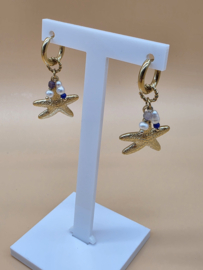 Creolen met bedeltjes in de vorm getextureerde zeesterren, zoetwaterparels, natuurlijke stenen