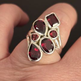 Echt zilveren ring met Granaat,  maat 18.5