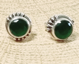 Echt zilveren oorbellen met Smaragd.  Facet geslepen.  Rond 7 mm.