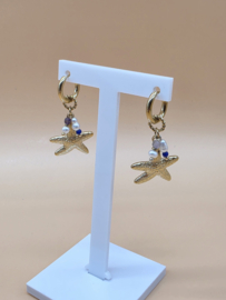 Creolen met bedeltjes in de vorm getextureerde zeesterren, zoetwaterparels, natuurlijke stenen