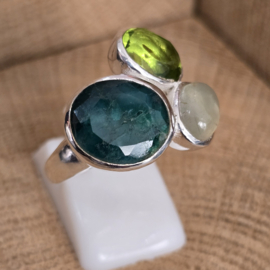 Echt zilveren  ring met saffier en Peridoot, maat 19