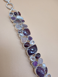 Bijzonder mooie statement armband met diverse edelstenen.