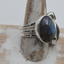 Prachtige echt zilveren ring met Labradoriet, Maat 19.