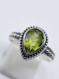Prachtige echt zilveren ring met Peridoot. Maat 18