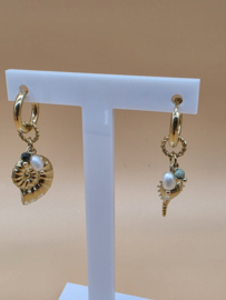 Creolen met bedeltjes schelpen, natuurlijke stenen en zoetwaterparels