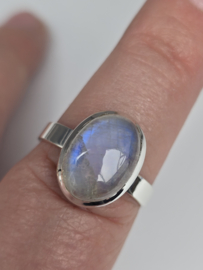 Prachtige echt zilveren ring met Maansteen. Maat 20