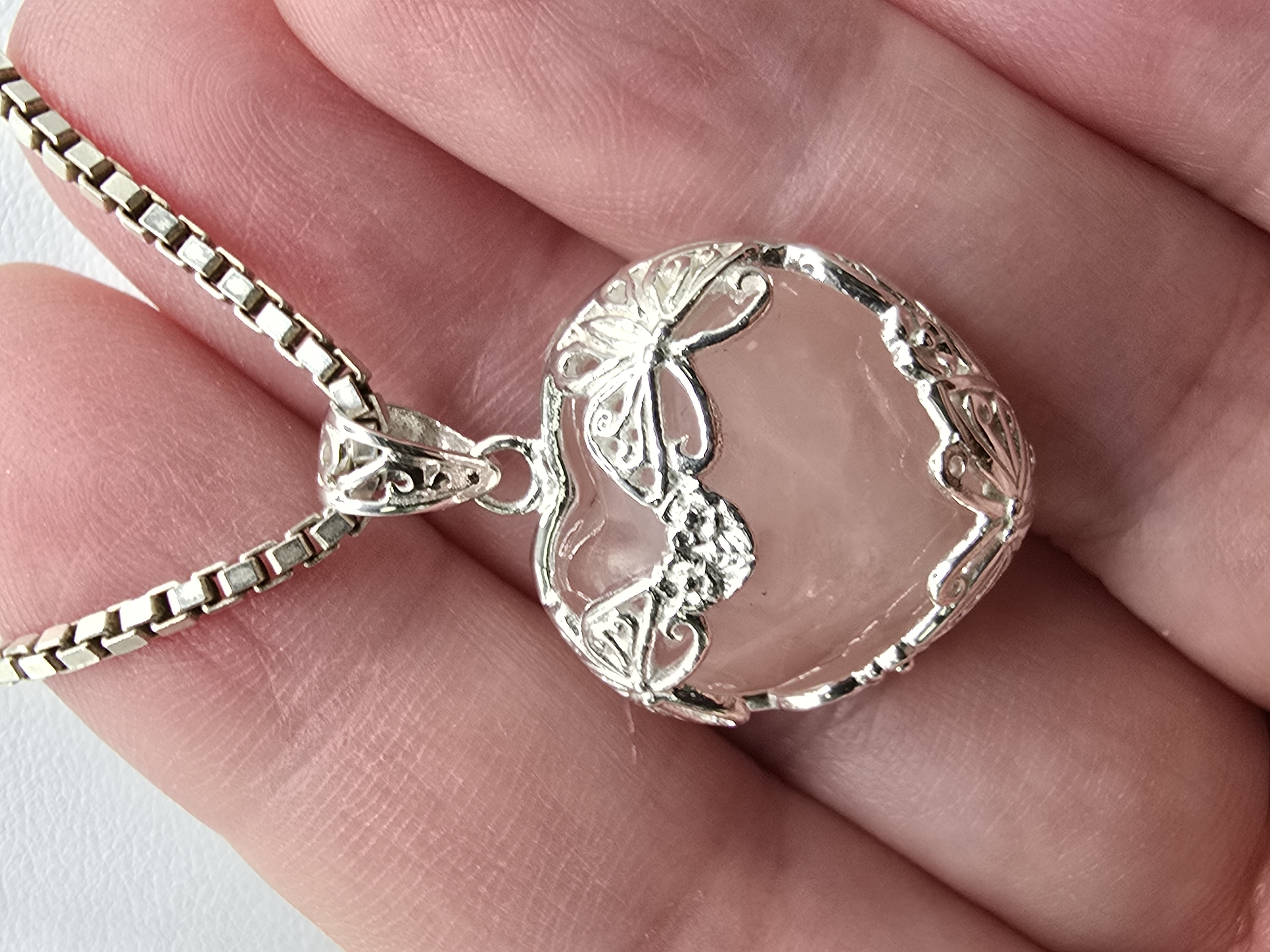 Echt zilveren hanger met rozenkwarts, prachtig verwerkt.