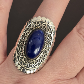 Prachtig bewerkte ring met Lapis Lazuli, maat 19