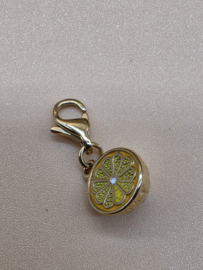 RVS charm  halve citroen emaille hanger. Goud