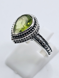 Prachtige echt zilveren ring met Peridoot. Maat 18