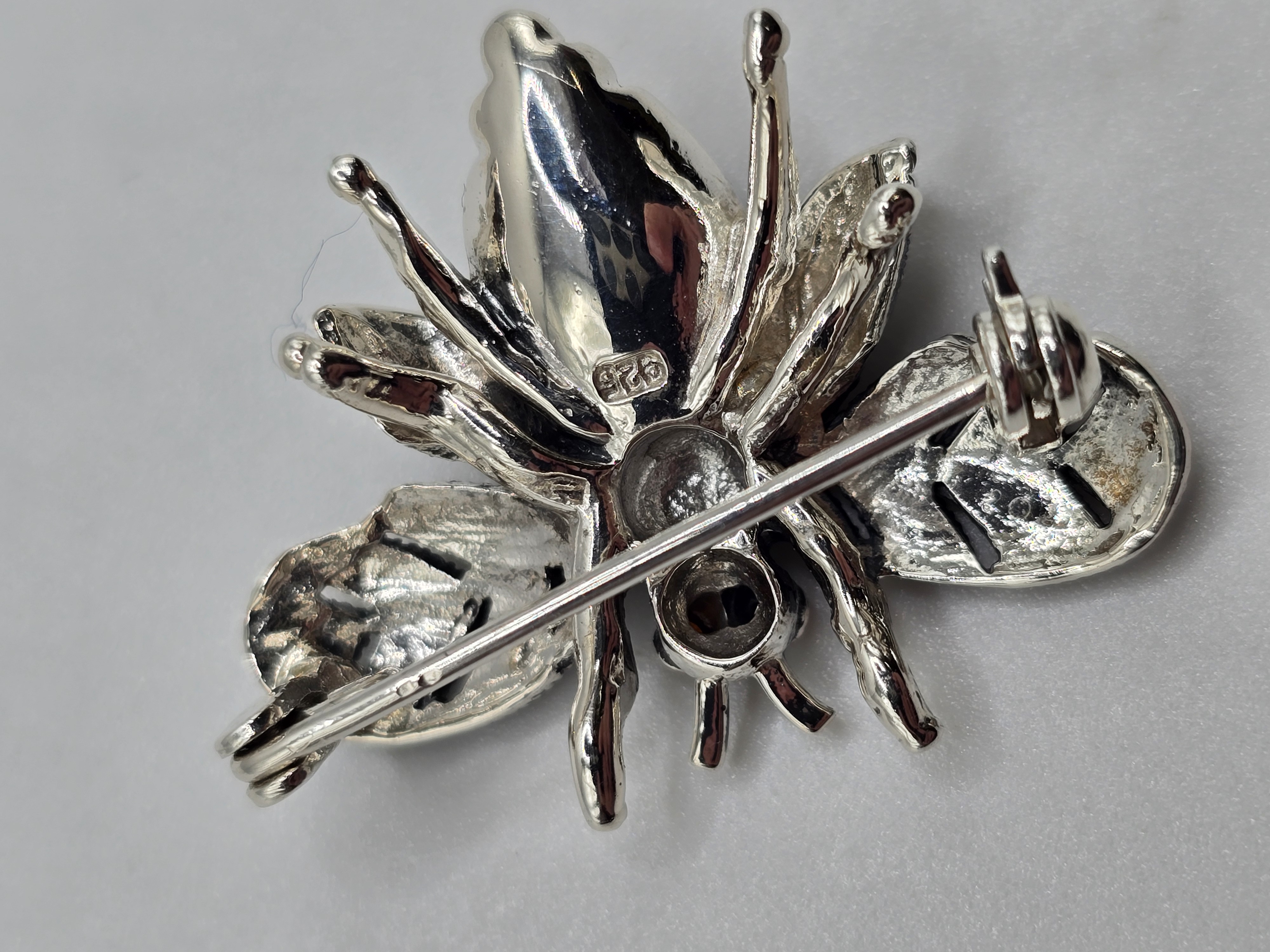 925 zilveren broche, met onyx en granaat