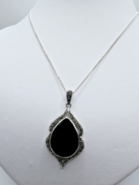 Echt zilveren hanger Marcasiet met Onyx.
