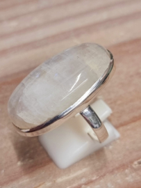 Prachtige echt zilveren ring met Maansteen. Maat 22