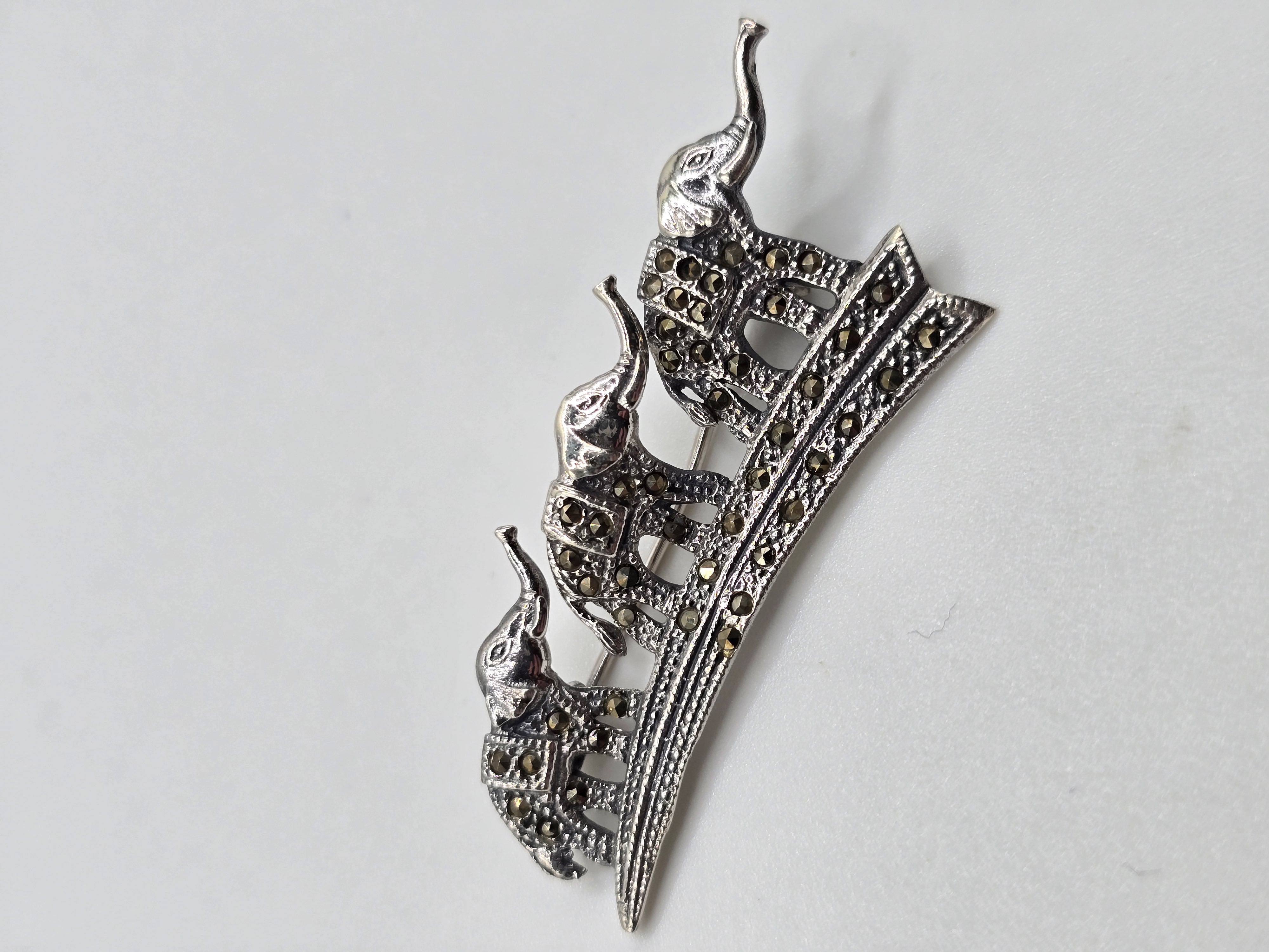 925 zilveren broche, olifanten met Marcasiet