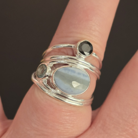 Echt zilveren  ring met Blauw Agaat, onyx en Topaas, maat 18