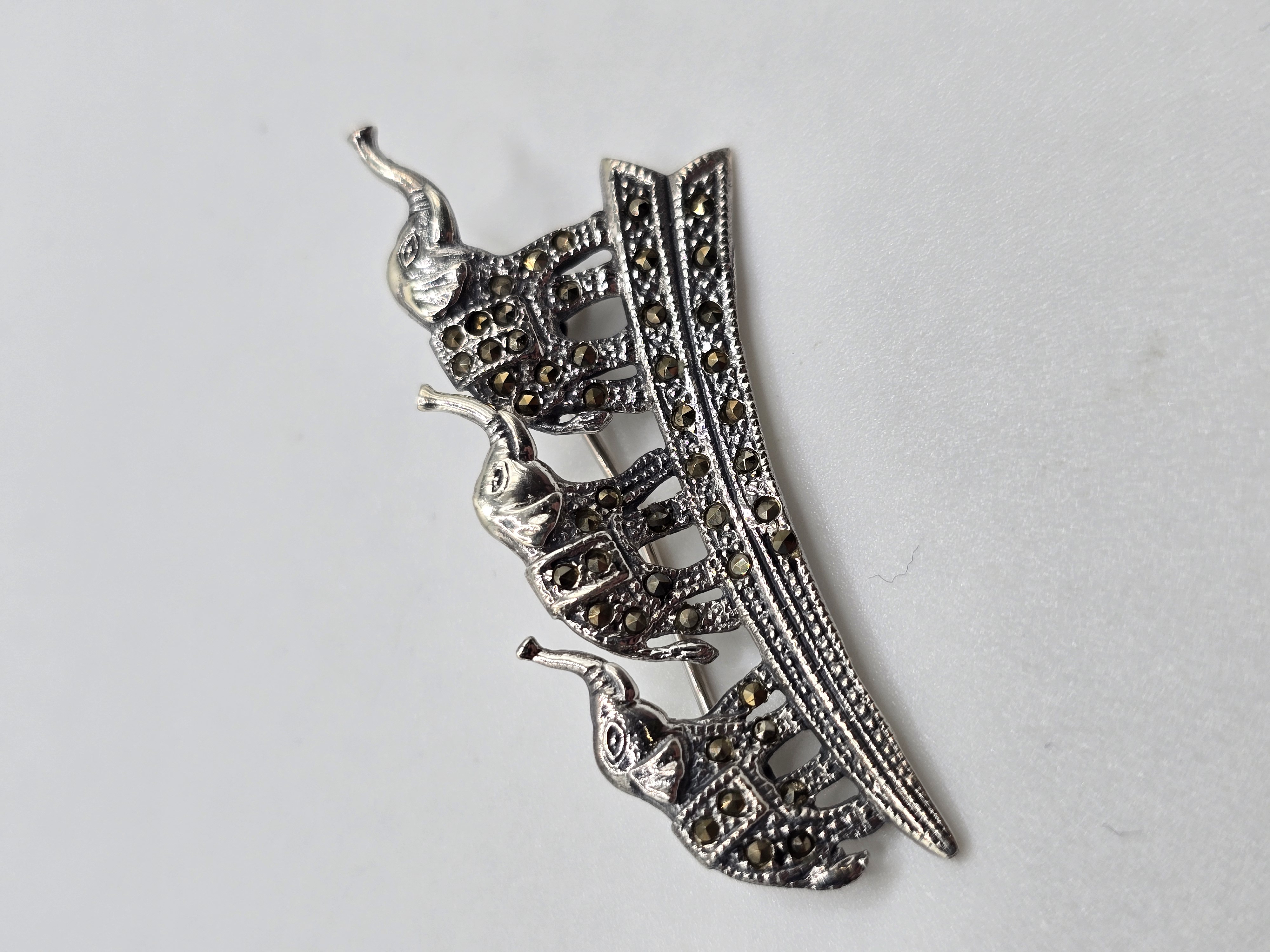 925 zilveren broche, olifanten met Marcasiet