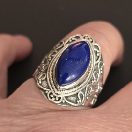 Prachtig bewerkte ring met Lapis Lazuli, maat 20