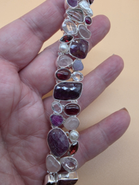 Bijzonder mooie statement armband met diverse edelstenen.