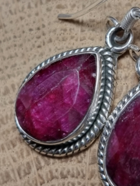 Zilver oorsteker Robijn, lang model. 21x12mm