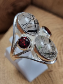 Prachtige echt zilveren ring met Rutiel quartz en Granaat. Maat 20